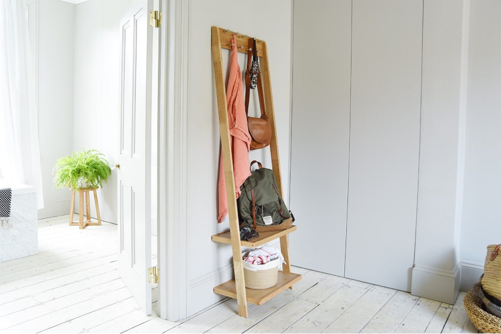 Leaning clothe organiser with leaning mirror