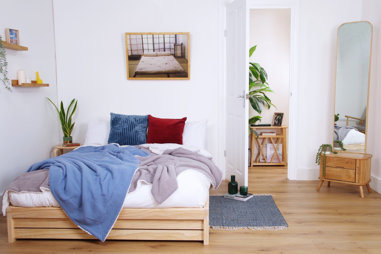 Oak Tall Tambour Mirror with Oasis Bed