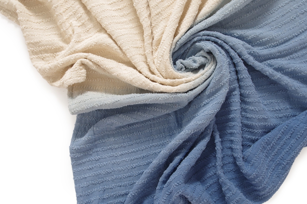 Ribbed Ombre Throw (Nordic Blue)